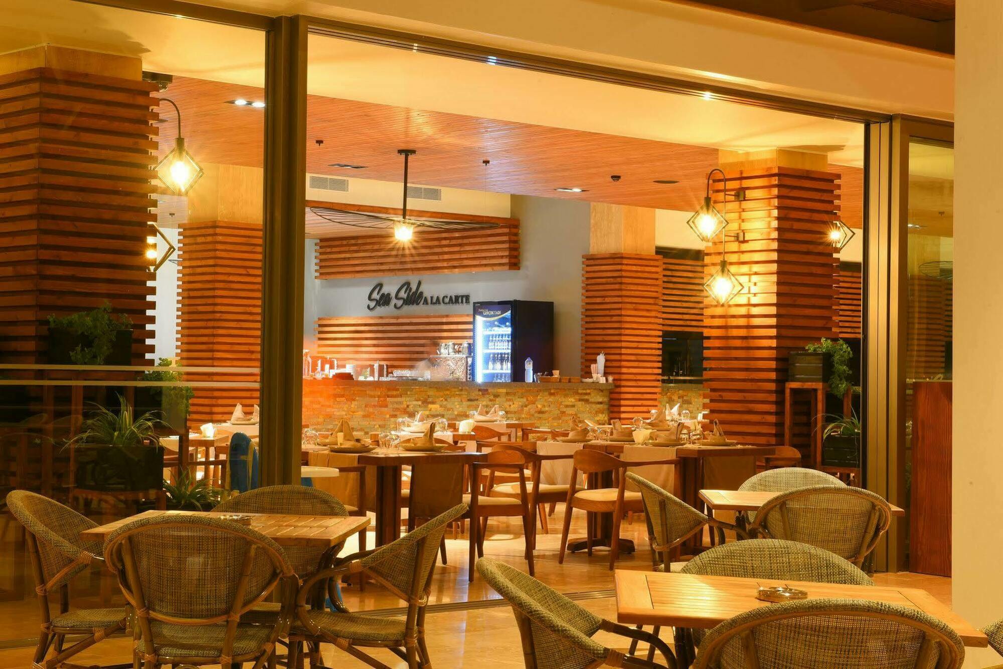 Cratos Premium Hotel, Casino, Port & Spa Kazaphani Экстерьер фото