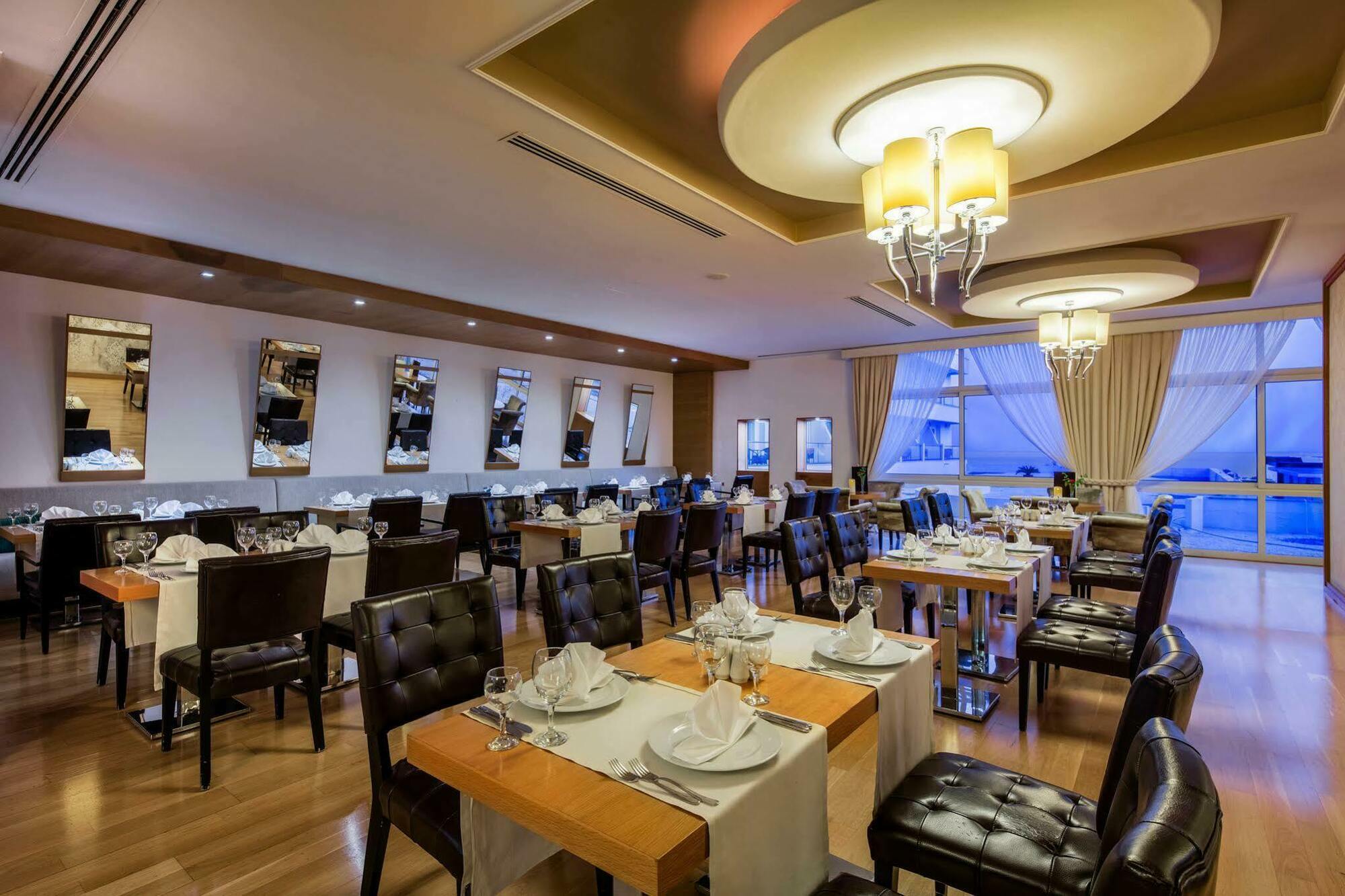 Cratos Premium Hotel, Casino, Port & Spa Kazaphani Экстерьер фото