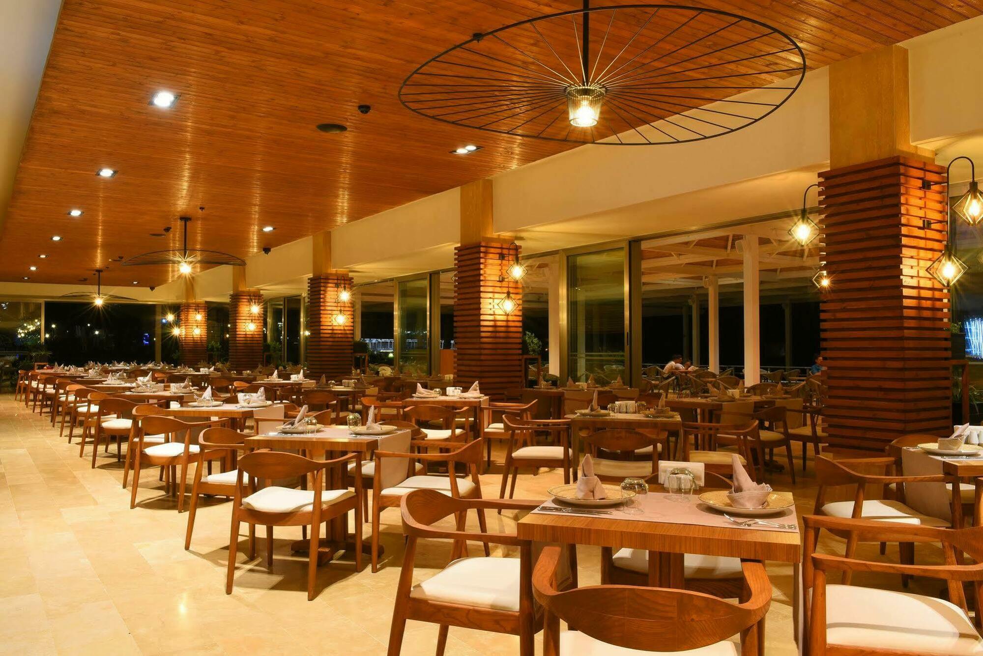 Cratos Premium Hotel, Casino, Port & Spa Kazaphani Экстерьер фото