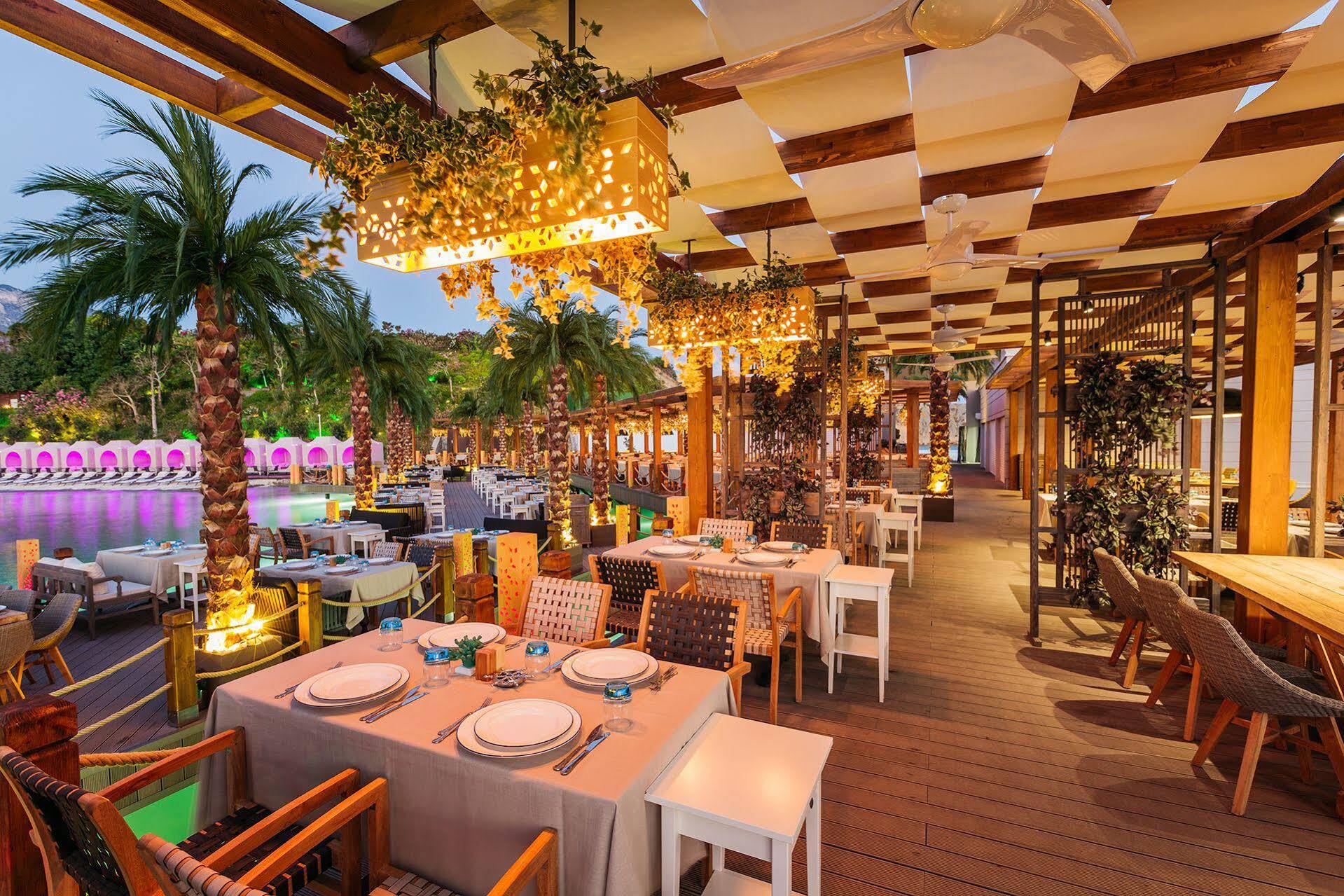 Cratos Premium Hotel, Casino, Port & Spa Kazaphani Экстерьер фото